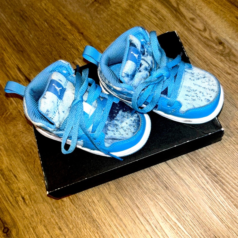 Jordan 1 Mid. Denim/Sky Blue & White